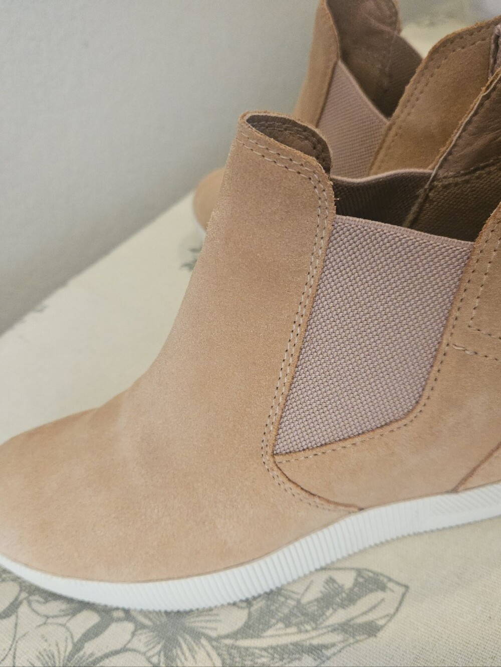 SOREL Out N About Slip On Suede Ankle Wedge Boots Womens 7 Gorpcore Tawny Buff.